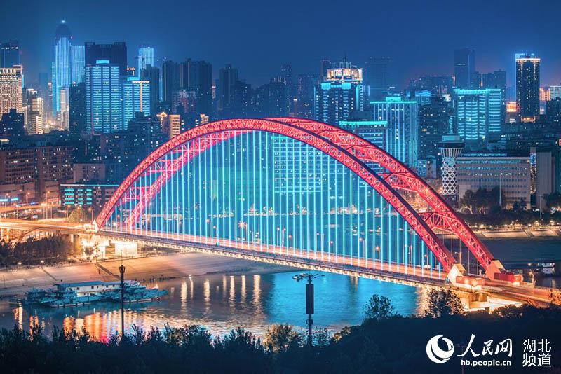 震撼！LED幕墻燈光技術(shù)助力70周年大型燈光秀，告白祖國(guó)！